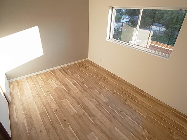 丸山町1丁目貸家の内装|5.5帖の洋室も、デザインクロスがお洒落です