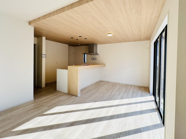 流山市江戸川台東３丁目新築戸建【江戸川台小学校：3分】の居間・リビング|23.7帖リビングダイニングキッチン・床暖房付き