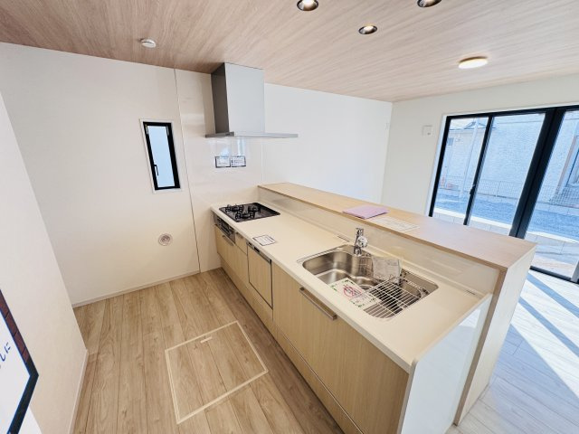 流山市江戸川台東３丁目新築戸建【江戸川台小学校：3分】のキッチン|お手入れしやすいレンジフード・シンクの水栓には浄水器がついてます！