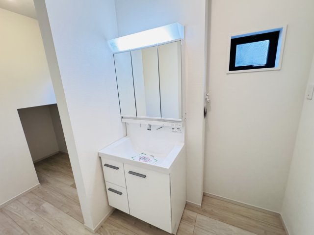 流山市江戸川台東３丁目新築戸建【江戸川台小学校：3分】の独立洗面台|シャワーヘッド付き三面鏡洗面化粧台