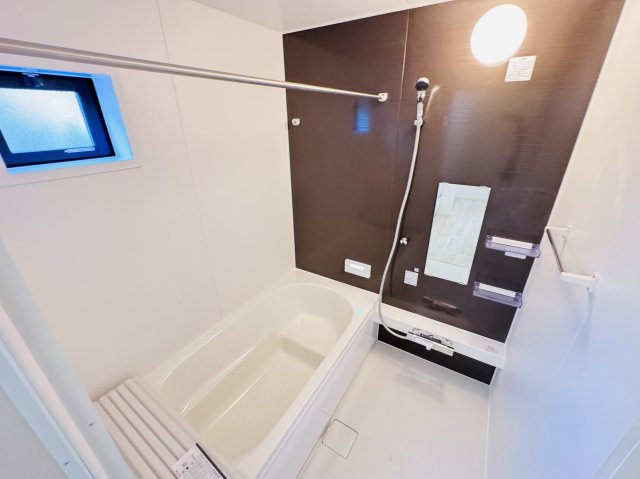 流山市江戸川台東３丁目新築戸建【江戸川台小学校：3分】の浴室|手元で水流切り替えシャワーヘッド・足を伸ばせる広々浴槽で毎日リラックス♪