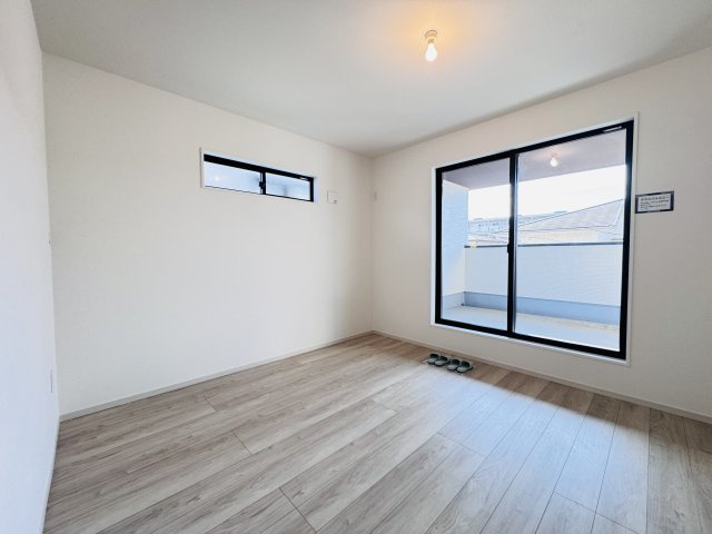 流山市江戸川台東３丁目新築戸建【江戸川台小学校：3分】の寝室|8帖寝室・南側バルコニー前の明るいお部屋です♪