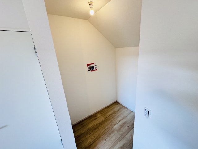 流山市江戸川台東３丁目新築戸建【江戸川台小学校：3分】の収納|8帖寝室・ウォークインクローゼット