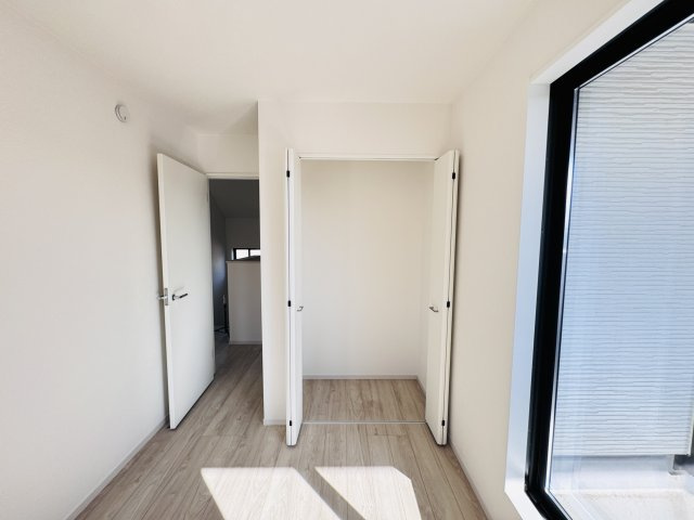 流山市江戸川台東３丁目新築戸建【江戸川台小学校：3分】の収納|5帖洋室収納