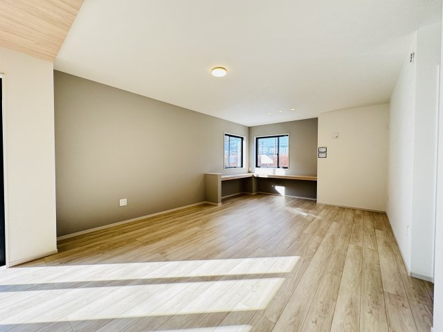 流山市江戸川台東３丁目新築戸建【江戸川台小学校：3分】の居間・リビング|23.7帖リビングダイニングキッチン・アクセントクロス・床暖房付き