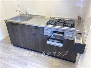 広島市安佐北区落合南１丁目の賃貸マンションのキッチン|３口ガスコンロ・グリル付きシステムキッチン