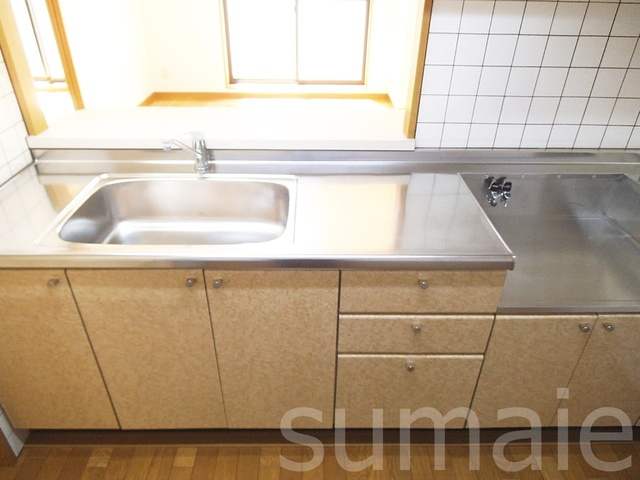 フクロク・ハイ・マンション３号館のキッチン|調理スペース広め！対面です！