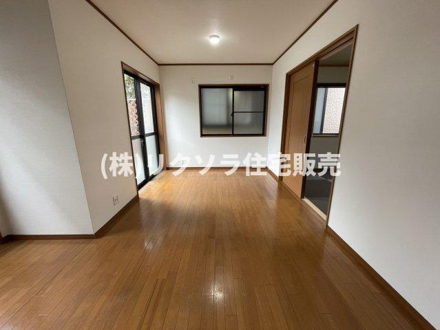 東山１丁目　中古一戸建ての居間・リビング|LDK14.2帖
■物件内覧・資金計画相談・住宅ローン相談、リフォーム相談、お問合せ受付中■
※当日・翌日のご内覧、ご相談はお電話でのお問合せがスムーズです！