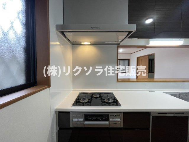 東山１丁目　中古一戸建てのキッチン|ビルトイン三口コンロ
■物件内覧・資金計画相談・住宅ローン相談、リフォーム相談、お問合せ受付中■
※当日・翌日のご内覧、ご相談はお電話でのお問合せがスムーズです！