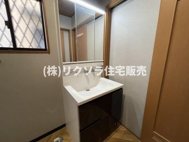 東山１丁目　中古一戸建ての独立洗面台|三面鏡付き独立洗面台
■物件内覧・資金計画相談・住宅ローン相談、リフォーム相談、お問合せ受付中■
※当日・翌日のご内覧、ご相談はお電話でのお問合せがスムーズです！