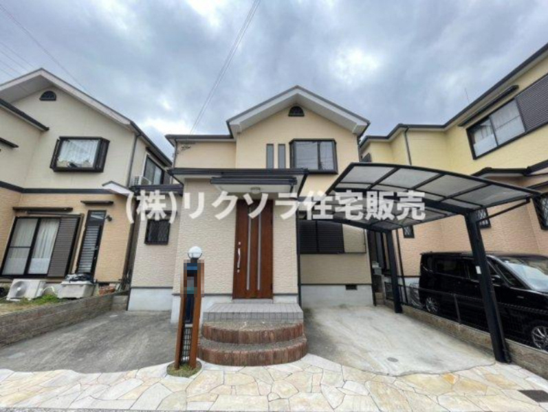 東山１丁目　中古一戸建ての外観|新しい生活にいかがでしょうか？外観はお住まいの顔になります。こだわりたいポイントですね。外壁塗装や屋根塗装のご相談も承っております。
■現地内覧・資金計画相談・住宅ローン相談もお問合せ受付中■