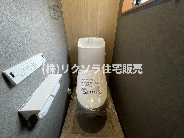 東山１丁目　中古一戸建てのトイレ|温水洗浄便座付き
■物件内覧・資金計画相談・住宅ローン相談、リフォーム相談、お問合せ受付中■
※当日・翌日のご内覧、ご相談はお電話でのお問合せがスムーズです！