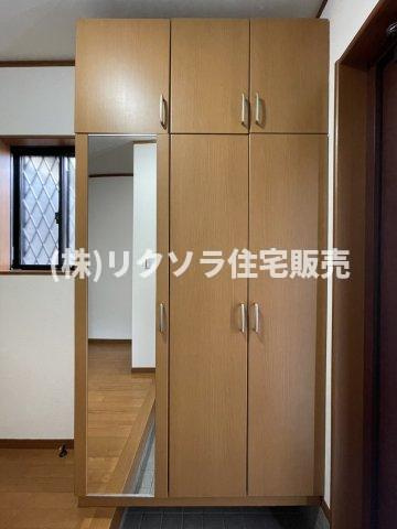 東山１丁目　中古一戸建ての収納|シューズボックス　姿見付き
■物件内覧・資金計画相談・住宅ローン相談、リフォーム相談、お問合せ受付中■
※当日・翌日のご内覧、ご相談はお電話でのお問合せがスムーズです！