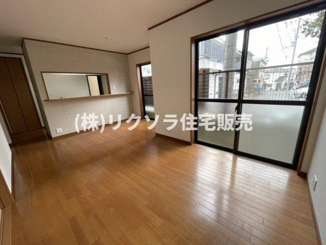 東山１丁目　中古一戸建ての居間・リビング|LDK14.2帖
■物件内覧・資金計画相談・住宅ローン相談、リフォーム相談、お問合せ受付中■
※当日・翌日のご内覧、ご相談はお電話でのお問合せがスムーズです！