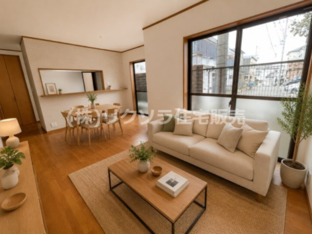 東山１丁目　中古一戸建ての居間・リビング|LDK14.2帖　※この画像はAIによるバーチャルステージング画像です。
実際の物件には家具・インテリアは含まれません。
■物件内覧・資金計画相談・住宅ローン相談、リフォーム相談、お問合せ受付中■