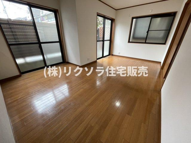 東山１丁目　中古一戸建ての居間・リビング|LDK14.2帖
■物件内覧・資金計画相談・住宅ローン相談、リフォーム相談、お問合せ受付中■
※当日・翌日のご内覧、ご相談はお電話でのお問合せがスムーズです！