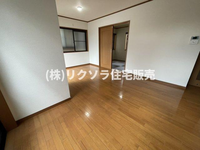 東山１丁目　中古一戸建ての居間・リビング|LDK14.2帖
■物件内覧・資金計画相談・住宅ローン相談、リフォーム相談、お問合せ受付中■
※当日・翌日のご内覧、ご相談はお電話でのお問合せがスムーズです！