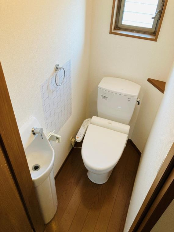 向井町戸建のトイレ