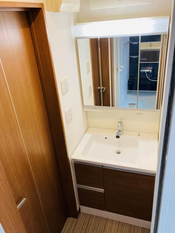 向井町戸建の洗面所