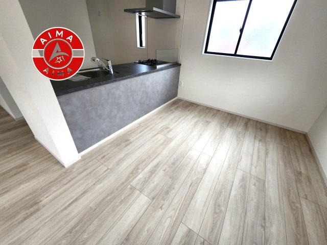 福岡市中央区輝国2丁目第1-2棟（2号棟）のダイニング|キッチンから立ち込める香りが今日の料理を期待させます。