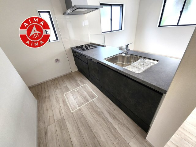福岡市中央区輝国2丁目第1-2棟（2号棟）のキッチン|ダイニングテーブルへの配膳がラクラク、お料理はかどるカウンター付きシステムキッチン！