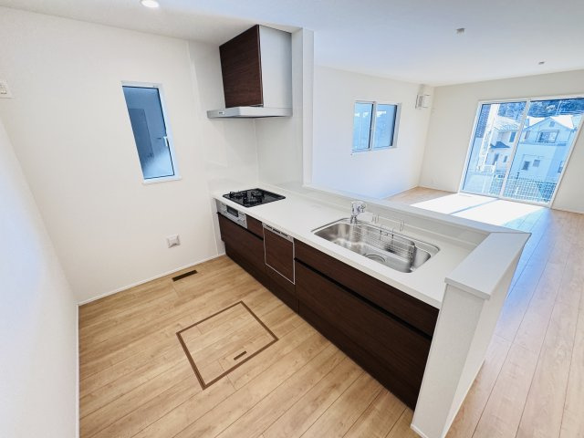流山市松ケ丘５丁目新築戸建（松ケ丘５丁目24-1期）のキッチン|お手入れしやすいレンジフード・シンクの水栓には浄水器がついてます！