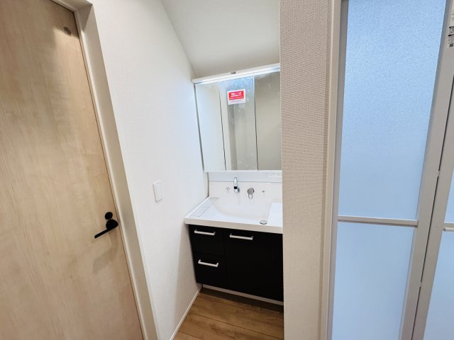 流山市松ケ丘５丁目新築戸建（松ケ丘５丁目24-1期）の独立洗面台|シャワーヘッド付き三面鏡洗面化粧台