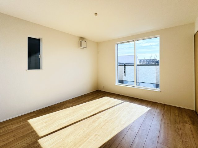 流山市松ケ丘５丁目新築戸建（松ケ丘５丁目24-1期）の寝室|8.37帖寝室・南側バルコニー前の明るいお部屋です♪