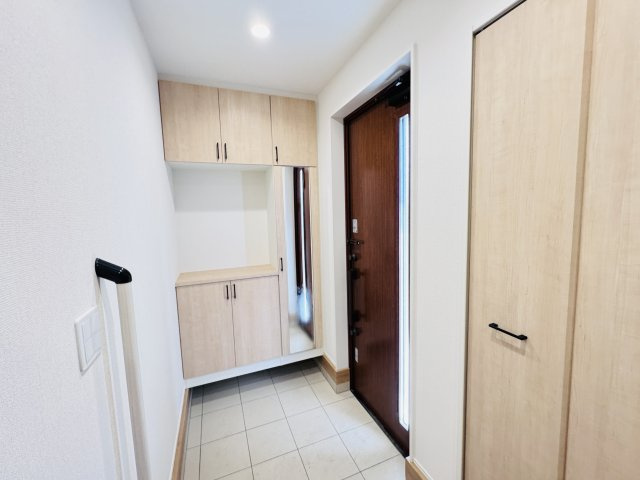 流山市松ケ丘５丁目新築戸建（松ケ丘５丁目24-1期）の玄関|玄関ホール・ミラー付きシューズボックス