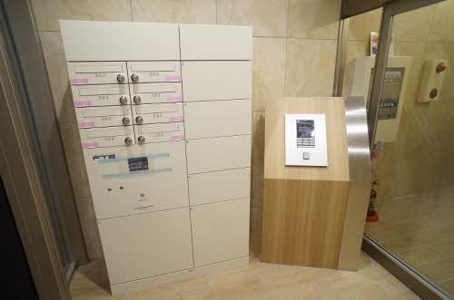 メゾンマスト名須川Ｃ棟のエントランス