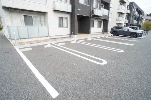 メゾンマスト名須川Ｃ棟の駐車場