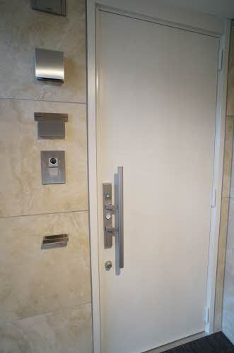 メゾンマスト名須川Ｃ棟の玄関