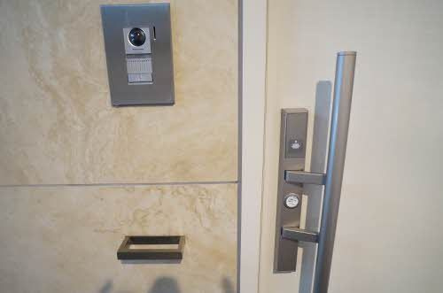 メゾンマスト名須川Ｃ棟の玄関