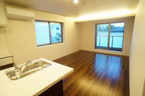 メゾンマスト名須川Ｃ棟の居間・リビング