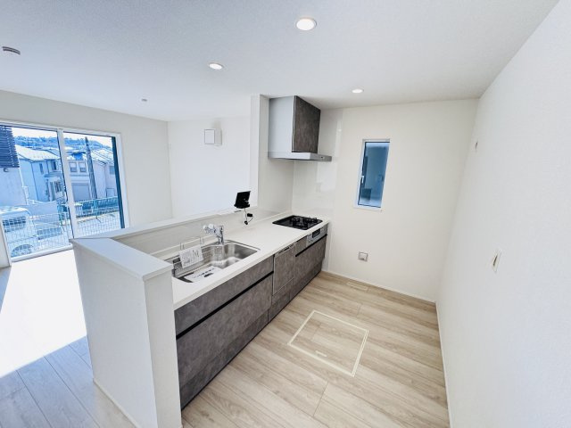 流山市松ケ丘５丁目新築戸建（松ケ丘5丁目24-1期）のキッチン|お手入れしやすいレンジフード・シンクの水栓には浄水器がついてます！