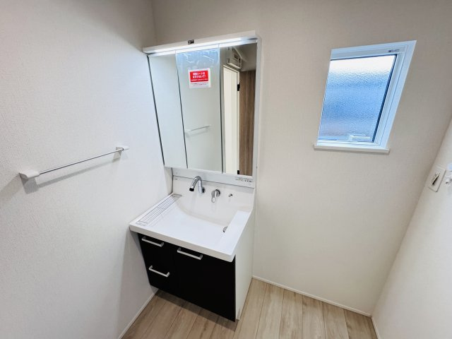 流山市松ケ丘５丁目新築戸建（松ケ丘5丁目24-1期）の独立洗面台|シャワーヘッド付き三面鏡洗面化粧台