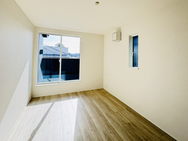 流山市松ケ丘５丁目新築戸建（松ケ丘5丁目24-1期）の寝室|8.25帖寝室・南側バルコニー前の明るいお部屋です♪