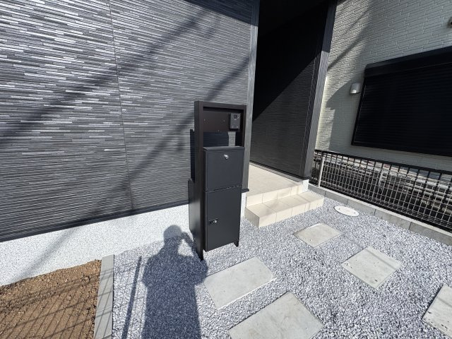 流山市松ケ丘５丁目新築戸建（松ケ丘5丁目24-1期）の防犯設備|インターホン・宅配ボックス完備