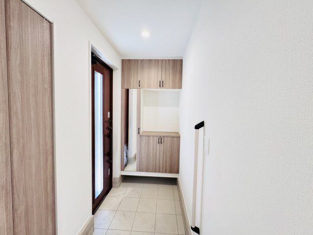 流山市松ケ丘５丁目新築戸建（松ケ丘5丁目24-1期）の玄関|玄関ホール・ミラー付きシューズボックス