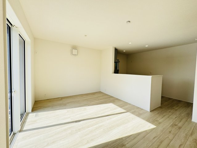 流山市松ケ丘５丁目新築戸建（松ケ丘5丁目24-1期）の居間・リビング|16帖リビングダイニングキッチン