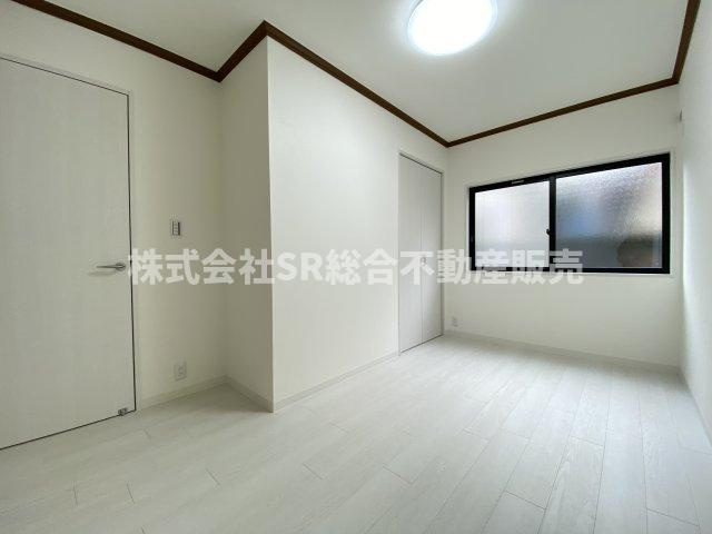 池之端町中古戸建の洋室|全体的にホワイトで統一された内装です！