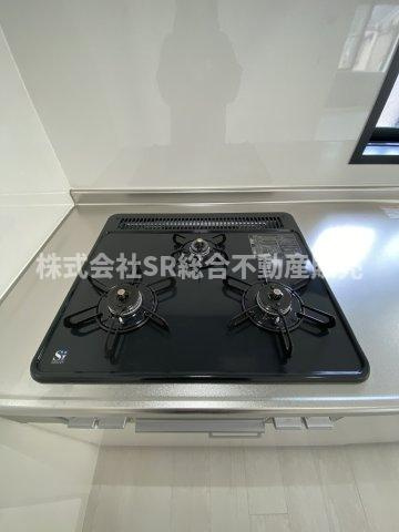 池之端町中古戸建のキッチン|3口コンロ、グリル付きです！