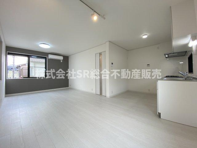 池之端町中古戸建の居間・リビング|ゆったりとしたリビングです