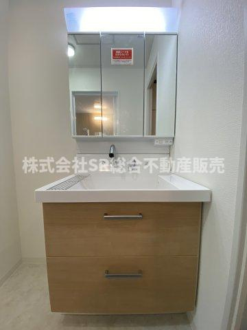 池之端町中古戸建の独立洗面台|独立洗面台、鏡裏に小物を置くことができて便利です