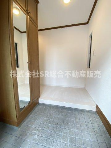 池之端町中古戸建の玄関|玄関には姿見付のシューズボックスもございます！