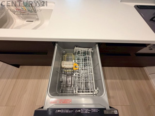 食器洗浄乾燥機は手洗いに比べて時間や労力を節約できます。また、高温のお湯で洗浄されるため、雑菌や細菌を殺菌する効果もあります。さらに、乾燥機能があるため、手で拭く手間も省け衛生的に保管できます。