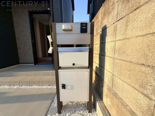 宅配ボックス機能付き門柱は荷物の受け取りや配達が便利で安全です。不在時でも荷物が確保され、盗難や損傷のリスクが減少。受け取り時間の柔軟性が向上。外出先からでも荷物の受け取りや預けが可能となります。
