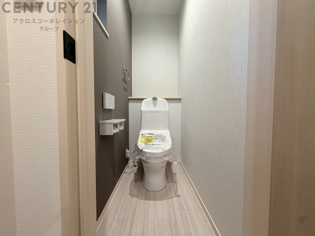 温水洗浄便座付トイレは温水洗浄機能により、暖かい水でおしりを洗浄することができ、冷たい水を使う従来の便座に比べ、温水洗浄機能で暖かいトイレを提供し、快適な使用を可能にします。