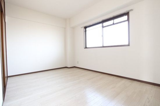 セブンスズキⅡの洋室|明るい洋室です