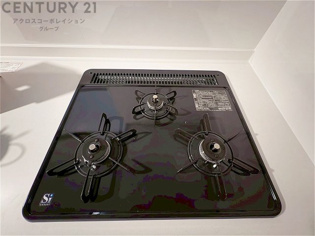 多数の調理器具を同時に使用でき、料理の効率化が可能。省エネで節約になり、様々な料理スタイルに適応できます。また、火力調整が独立しており、手入れや掃除もしやすく、今よりもっとお料理が楽しくなるかも。